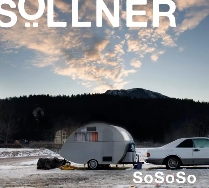 Hans SÖLLNER Albumcover, darauf zu sehen ist weißer runder Wohnwagen Anhänger auf zwei Räder von einem ebenfalls weißen Auto. Sie stehen in einer kalten bergigen Umgebung auf einem vereisten Boden.
